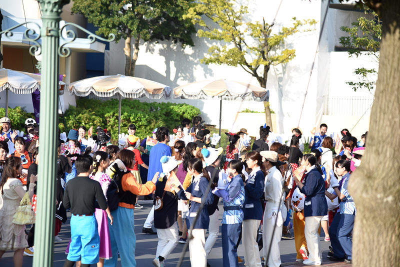 画像 サプライズの連続で歓喜のなかパークをrun 東京ディズニーランドで ディズニー ハロウィーン ファン アンド ラン 初開催 ディズニーのキャラクターに扮した約500名のゲストが朝一のパークを華麗にランニング 12 30 トラベル Watch