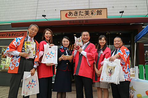 Jalの大西会長や秋田出身caらが店頭に立ち 秋田県アンテナショップを応援 品川駅近くの あきた美彩館 で あきたこまち のミニおにぎりや日本酒試飲を提供 トラベル Watch