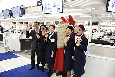 フィンエアーのトナカイ塗装a350型機に乗ってサンタクロースがやってきた 成田空港第2ターミナルの1階と3階で子供たちと触れ合う トラベル Watch