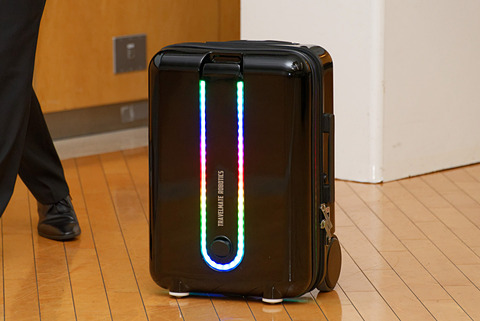 自動で追いかけるスーツケース Travelmate が国内発表 2018年2月予約開始 4月発売へ Sサイズ12万6000円 トラベル Watch
