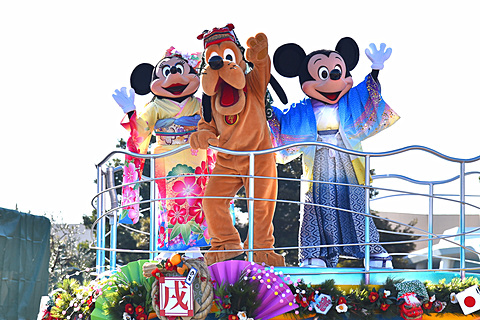 新年の始まりはディズニー詣で決まり 東京ディズニーランドのお正月 がスタート 着物姿のミッキーマウスたちと一緒に新春をお祝い トラベル Watch