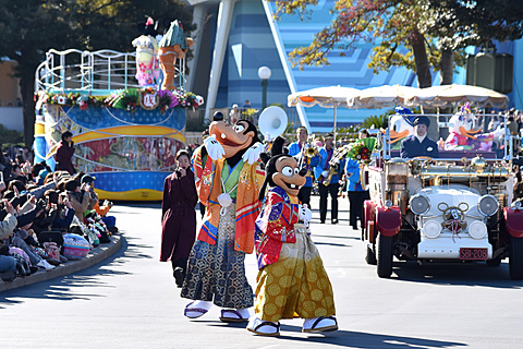新年の始まりはディズニー詣で決まり 東京ディズニーランドのお正月 がスタート 着物姿のミッキーマウスたちと一緒に新春をお祝い トラベル Watch