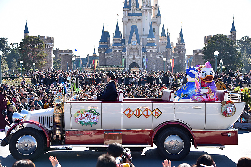 画像 新年の始まりはディズニー詣で決まり 東京ディズニーランドのお正月 がスタート 着物姿のミッキーマウスたちと一緒に新春をお祝い 3 30 トラベル Watch