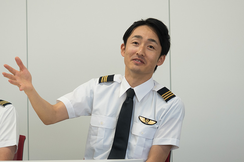 画像 サービス精神旺盛な若手パイロットが集まったjal 空飛ぶ合唱団 結成のいきさつなどを聞く 先輩機長の やらない理由を言うな が後押し 27 38 トラベル Watch