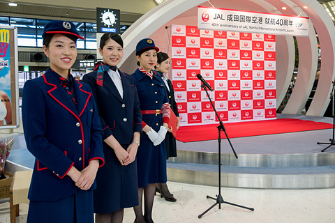 Jal 成田空港の旅客便初便出発から40周年を記念しグアム行き便でセレモニー オーダーメイド型航空会社 設立など成田でのjalブランド強化推進 トラベル Watch