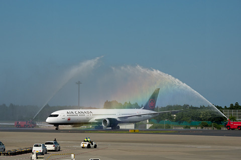 虹のアーチがエア カナダの成田 モントリオール線初便を祝福 就航セレモニーを成田空港で実施 トラベル Watch