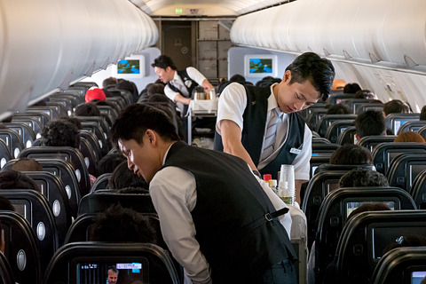 スターフライヤー 男性caだけで運航する 空男ソラダン Men S Flight を羽田 北九州便で実施 男性caは現在9名が在籍も 3名揃って男性が乗務する便は めったにない トラベル Watch