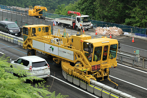 Nexco東日本 移動式防護柵で車線数を変える ロードジッパーシステム を道央道リニューアル工事に導入 北広島ic 恵庭ic 島松川橋床版取替工事 現場公開 トラベル Watch