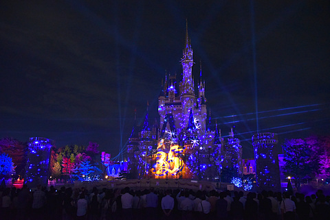 東京ディズニーランドで開園35周年を祝う史上最高のナイトタイムスペクタキュラー Celebrate Tokyo Disneyland スタート シンデレラ城を舞台にミッキーマウスがパークを巡る音楽の旅に出発 トラベル Watch