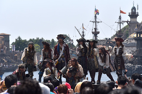 ヨーホー 東京ディズニーシーに18年も海賊たちが寄港中 ディズニー パイレーツ サマー で叫べ 映画 パイレーツ オブ カリビアン シリーズの海賊たちがショーで大暴れ トラベル Watch