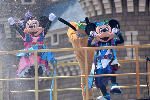 東京ディズニーランドで今年もずぶ濡れ ディズニー夏祭り が7月10日よりスタート 日本ならではの祭をテーマに今年もアツ い夏が到来中 トラベル Watch