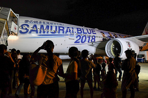 Jal 夜の福岡空港を探検するナイトサファリ開催 Samurai Blue 応援ジェット などを地元小学生が見学 トラベル Watch