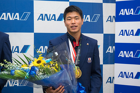 Ana アジア大会 陸上0m金メダリストの小池祐貴選手と三段跳びの山下航平選手の帰国セレモニー トラベル Watch