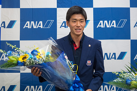 Ana アジア大会 陸上0m金メダリストの小池祐貴選手と三段跳びの山下航平選手の帰国セレモニー トラベル Watch