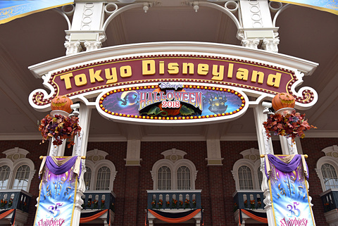 ディズニー ハロウィーン スタート 18年のテーマは ゴースト流の東京ディズニーランド 新エンタテイメント スプーキー Boo パレード を楽しもう トラベル Watch