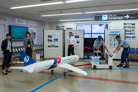 長崎空港で 空の日フェスタ In Nagasaki 大型模型飛行機を使ったプッシュバック体験など実施 航空各社のブースでは抽選会やグッズ販売で盛り上がる トラベル Watch