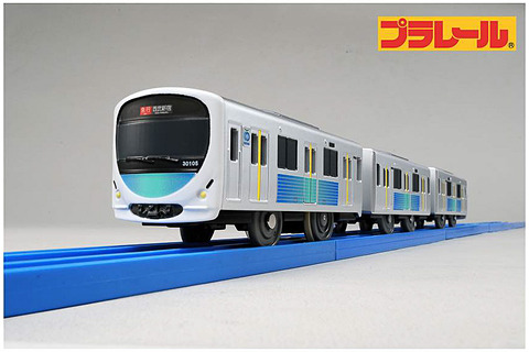 オリジナルプラレール 西武鉄道系スマイルトレイン 12月22日のクリスマスイベントで再販売 スマイルサンタが贈るプラレールカーニバル 会場で販売 12月27日からはトモニーでも トラベル Watch