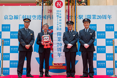 京急 羽田空港国内線ターミナル駅開業周年を祝い くりぃむしちゅー を招いてイベント 駅名看板プレゼントキャンペーンも 原田社長は 空港からの0m延伸をなるべく早く実現したい と意欲 トラベル Watch