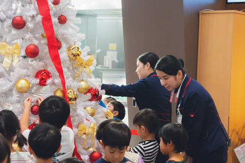 Jal 羽田空港クリスマスイベントでスタッフと園児が協力してツリーを華やかに飾り付け クリスマスソングを3曲披露 国内線 Jalスマイルサポートカウンター 付近に設置 トラベル Watch