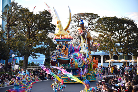東京ディズニーランド Happiest Celebration グランドフィナーレ スタート デイパレードと夜の演出がスペシャルバージョンに リボンテープが舞う夜の演出とパレードへの参加で祝祭を盛大に祝おう トラベル Watch