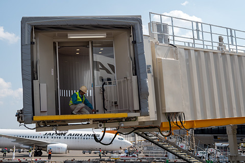 飛行機の10cm手前までボタン1つで動作 成田空港でaiを活用した自動装着pbb 旅客搭乗橋 の実証実験 実用化すれば駐機してから降機までの待ち時間を短縮 トラベル Watch