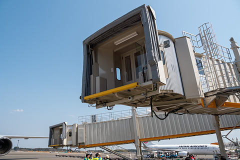 飛行機の10cm手前までボタン1つで動作 成田空港でaiを活用した自動装着pbb 旅客搭乗橋 の実証実験 実用化すれば駐機してから降機までの待ち時間を短縮 トラベル Watch