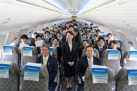 ソラシドエア 2019年度入社式は初の機内開催 九州の空をめぐる巡覧飛行も トラベル Watch