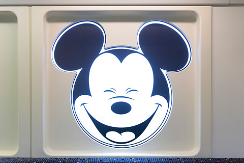 ディズニーリゾートライン ミッキーマウスデザインのラッピングモノレール登場 トラベル Watch