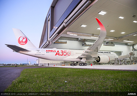 エアバス 赤い A350 ロゴが入ったjal向けa350 900初号機の塗装完了