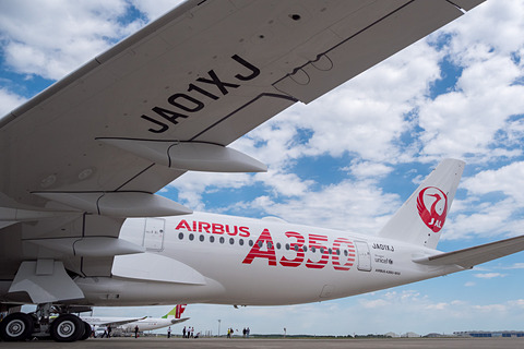 挑戦 を表わす赤いa350ロゴ Jalが新規導入するエアバス A350 900初号機を写真で紹介 機内wi Fi インターネットは国内線向け従来機からシステムを変更か トラベル Watch