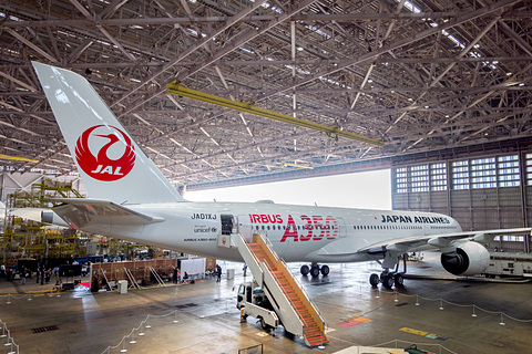 Jalのエアバス A350は座席スペースを最大限に確保するレイアウト 地上