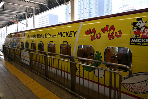 Jr九州 Waku Waku Trip 新幹線 第2弾 ミッキー ミニーの新幹線が運行開始 車内で ディカペラ がディズニーソングのスペシャルライブ トラベル Watch