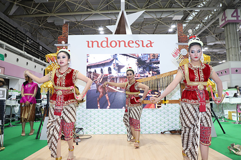 ツーリズムexpo 19 民族衣装と伝統の踊り コーヒーも楽しめる ワンダフル インドネシア トラベル Watch