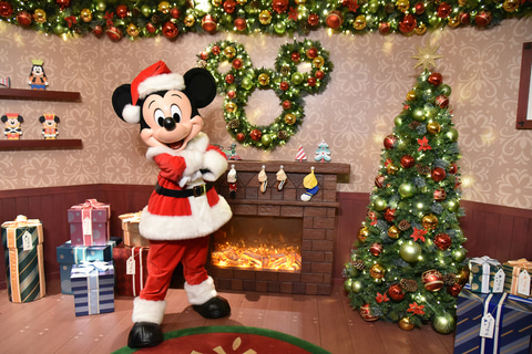 香港ディズニーランド リゾート サンタ姿のミッキーマウスがお出迎え 雪舞うホリデーをお祝いしよう トラベル Watch