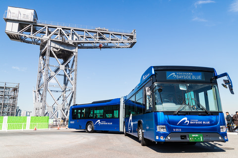 国産初の連節バス Bayside Blue ベイサイド ブルー 横浜ハンマーヘッドで車両公開 横浜駅東口 山下ふ頭間で6月から運行 トラベル Watch