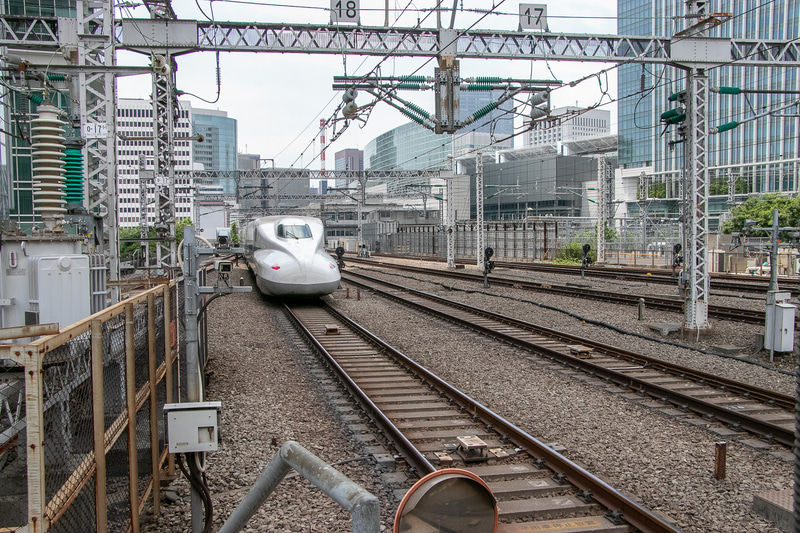 画像 新幹線のフシギ 新型コロナで車内清掃はどう変わった 新幹線の車内清掃でも 次亜塩素酸 が活躍 車掌は消毒液を持って車内巡回 22 22 トラベル Watch