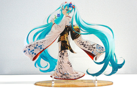 森倉円が描く振り袖姿の初音ミクグッズ9種 売り上げの一部は重文 冬木小袖 修復の寄付に トラベル Watch