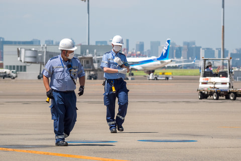 熱中症ゼロ コロナ感染ゼロで夏を乗り越えたい Ana 飛行機のそばで働くグラハンスタッフに新素材の半袖制服を導入 トラベル Watch