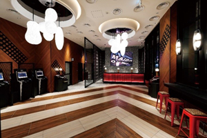 床はソースとマヨネーズの配色、照明は串カツを模したペンダント型。大阪らしさを散りばめた都市型ホテル「ダイワロイヤルホテル D-PREMIUM 大阪新梅田」8月1日開業 - トラベル Watch