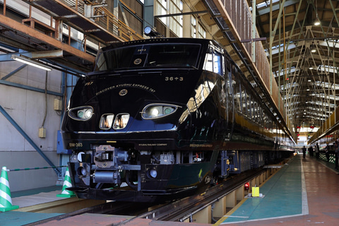 JR九州、新型観光列車「36ぷらす3」の車両と制服をお披露目。10月16日運行開始 - トラベル Watch