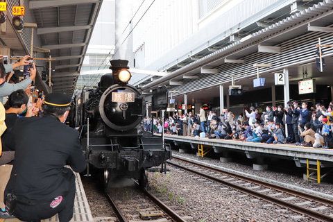 Jr九州 Sl鬼滅の刃 運行開始 無限列車が無事に博多駅へ到着 1500人のファンが迎える トラベル Watch