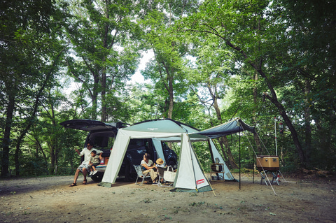 コールマン クルマと連結できる カーサイドテント 3025 昼はリビング 夜は寝室に トラベル Watch