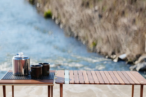 ソロキャンプや庭先bbqに最適な 丸めて運べる軽量マルチミニテーブル Hue Outdoor Table トラベル Watch