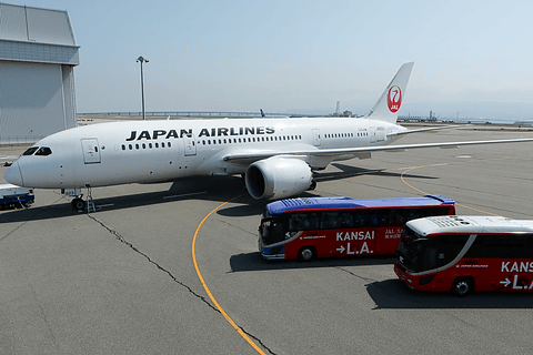 関西国際空港の地元保育園児が間近に見るjalのボーイング787型機に興奮 関西 ロサンゼルス線復活を祝う見学会を実施 トラベル Watch Watch