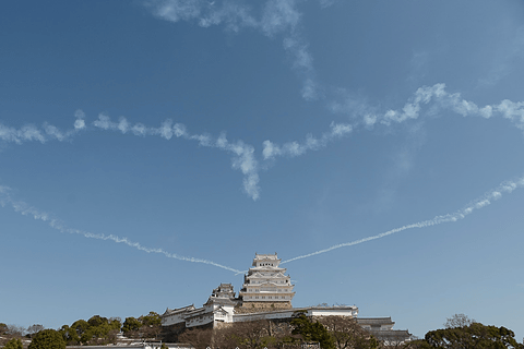 より白く生まれ変わった姫路城の空にブルーインパルスが舞う 快晴に 五つの線と 白き城 絆を結び 未来を作る トラベル Watch Watch