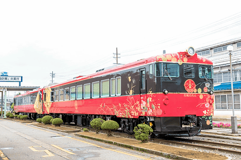 Jr西日本 七尾線観光列車 花嫁のれん 公開 本物の金箔を壁一面にあしらった豪華装飾 トラベル Watch Watch