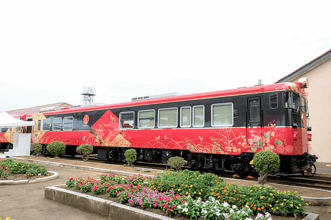 Jr西日本 七尾線観光列車 花嫁のれん 公開 本物の金箔を壁一面にあしらった豪華装飾 トラベル Watch Watch