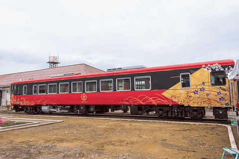 Jr西日本 七尾線観光列車 花嫁のれん 公開 本物の金箔を壁一面にあしらった豪華装飾 トラベル Watch Watch