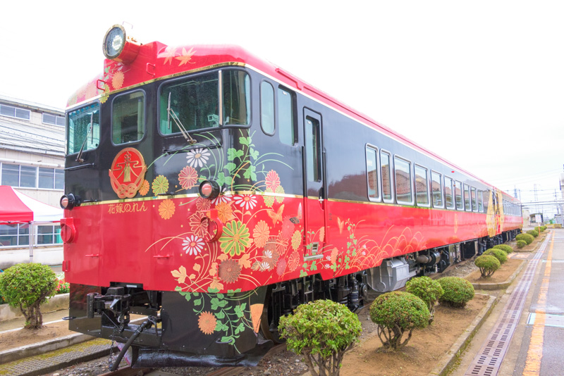 Jr西日本 七尾線の観光列車 花嫁のれん の車内サービスを発表 和軽食やスイーツ 純米吟醸酒 おつまみと和装アテンダントのユニフォームをお披露目 トラベル Watch Watch