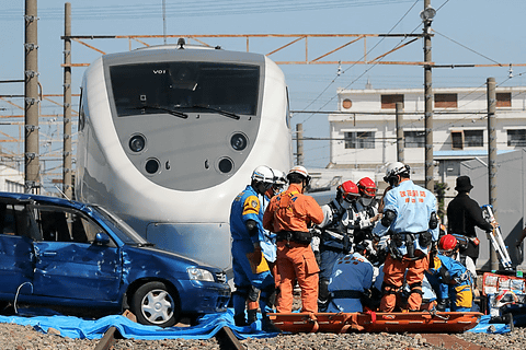 Jr西日本 踏切内で列車と自動車の衝突事故を想定した 京都支社 列車事故総合訓練 を公開 現場の状況を参加者が把握し自分で行動する ブラインド訓練 に現場は緊迫 トラベル Watch Watch